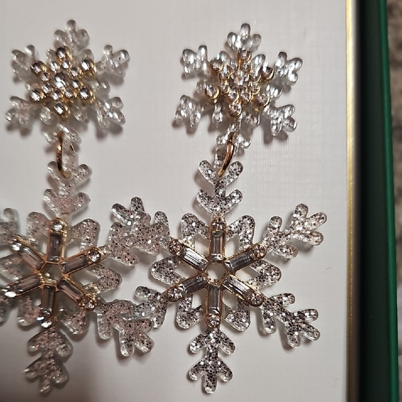 Piper K NWT Silver Snowflake Earrings - Picture 7 of 7
